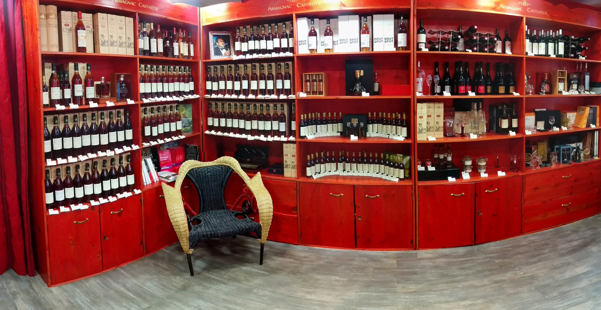 Intérieur du showroom Castarède : assemblages, millésimes et Bruts de fût